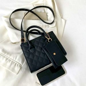 🖤Gorgeous hand bag with attachable shoulder strap.